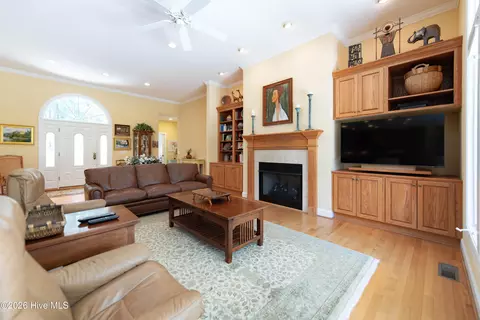 Living - 18 Oxton Cir, Pinehurst, NC 28374 photo 2 of 3