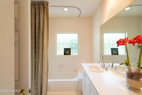 Bath - 18 Oxton Cir, Pinehurst, NC 28374 photo 9 of 10