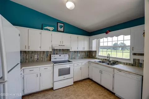 Kitchen - 682 Cherry Rd, Washington, NC 27889 photo 3 of 5