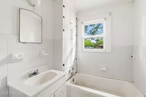 Bath - 906 Rice St, Hamlet, NC 28345 photo 1 of 1