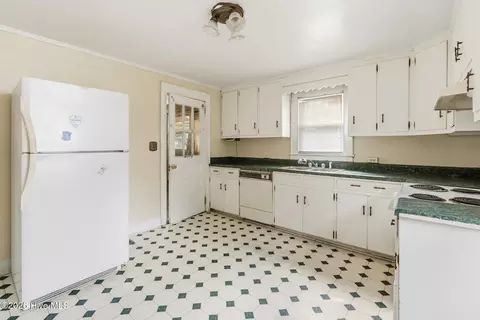 Kitchen - 906 Rice St, Hamlet, NC 28345 photo 2 of 2