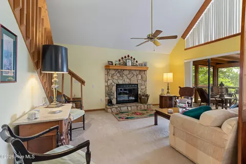 Living - 620 Cardinal Rd, Murphy, NC 28906 photo 4 of 6