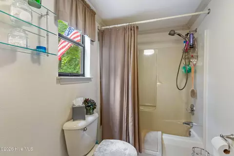 Bath - 620 Cardinal Rd, Murphy, NC 28906 photo 2 of 6