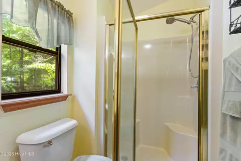 Bath - 620 Cardinal Rd, Murphy, NC 28906 photo 5 of 6