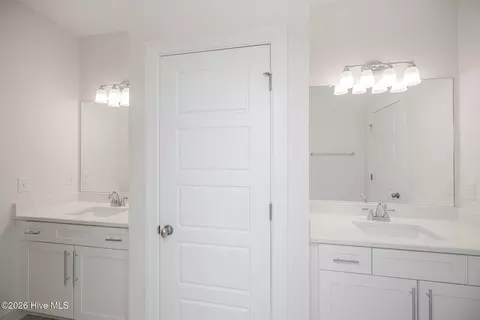 Bath - 1077 W Berkley Ct, Thomson, GA 30824 photo 2 of 6