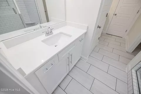 Bath - 1077 W Berkley Ct, Thomson, GA 30824 photo 3 of 6