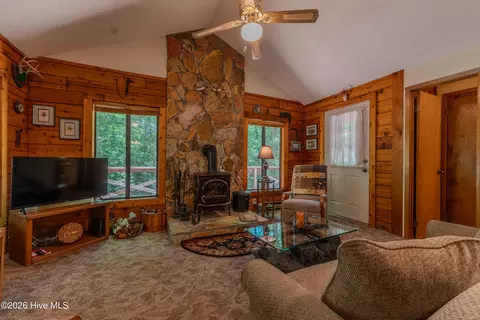 Living - 110 Abbygale Rd, Murphy, NC 28906 photo 2 of 3