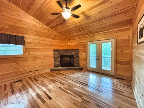 Living - 325 Dawsons Ln, Murphy, NC 28906 photo 3 of 4