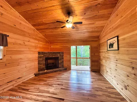 Living - 325 Dawsons Ln, Murphy, NC 28906 photo 4 of 4