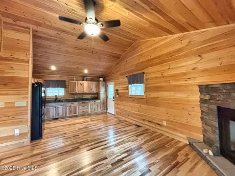 Living - 325 Dawsons Ln, Murphy, NC 28906 photo 2 of 4