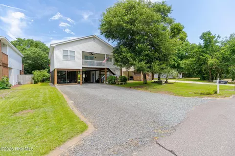 112 SW 13th St, Oak Island, NC 28465
