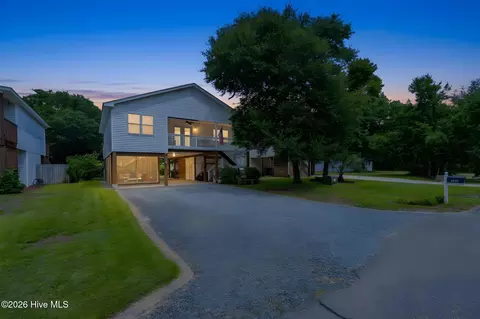 112 SW 13th St, Oak Island, NC 28465