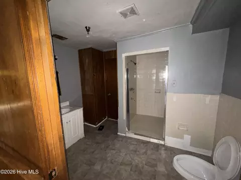 Bath - 2815 Deans Bridge Rd, Augusta, GA 30906 photo 2 of 3
