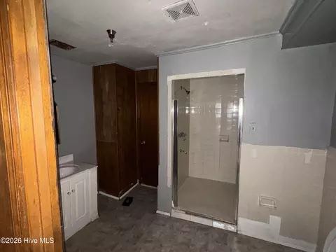 Bath - 2815 Deans Bridge Rd, Augusta, GA 30906 photo 3 of 3