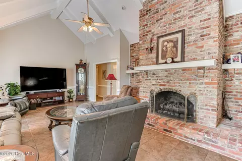 Living - 130 Lakeview Ct, Martinez, GA 30907 photo 2 of 3