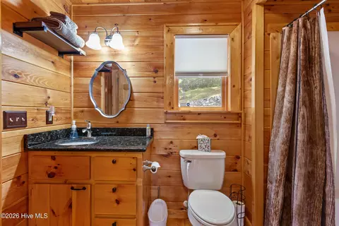 Bath - 171 Laurel Oak Ln, Murphy, NC 28906 photo 2 of 5