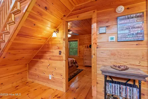 Entry Way - 171 Laurel Oak Ln, Murphy, NC 28906 photo 5 of 8