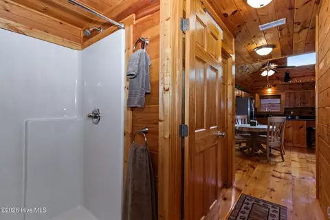 Bath - 171 Laurel Oak Ln, Murphy, NC 28906 photo 3 of 5