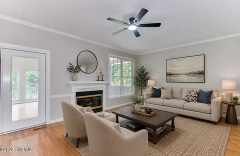 Living - 902 Burlington Dr, Evans, GA 30809 photo 3 of 8