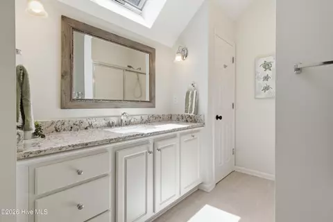 Bath - 506 Royal Tern Dr, Hampstead, NC 28443 photo 6 of 7