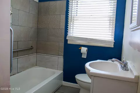 Bath - 1107 Oak Ave, Hamlet, NC 28345 photo 2 of 4