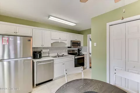 Kitchen - 651 Brook Trl, Evans, GA 30809 photo 3 of 3