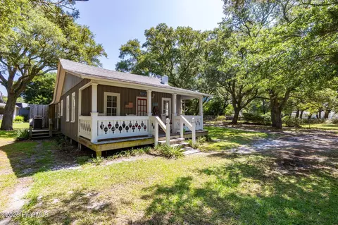 493 Island Rd, Harkers Island, NC 28531
