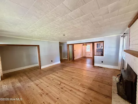 Living - 302 N Front St, Hamilton, NC 27840 photo 2 of 6