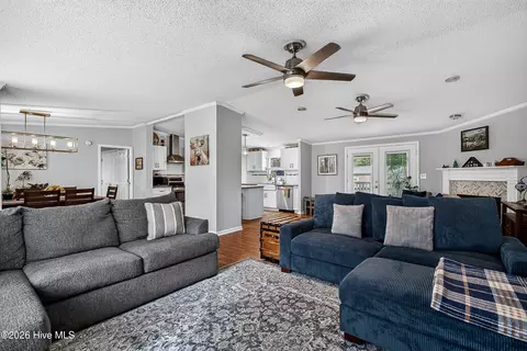 Living - 41 Warwick Ct, Hampstead, NC 28443 photo 2 of 2
