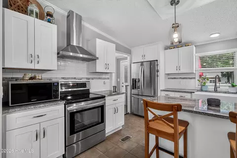 Kitchen - 41 Warwick Ct, Hampstead, NC 28443 photo 5 of 6