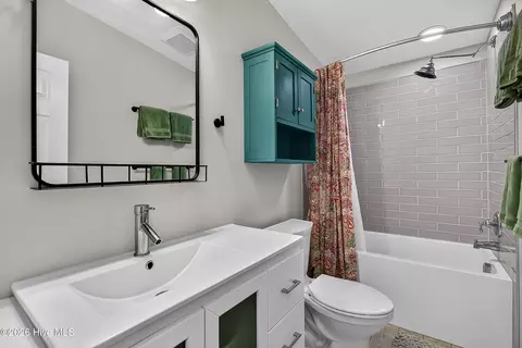Bath - 41 Warwick Ct, Hampstead, NC 28443 photo 3 of 4