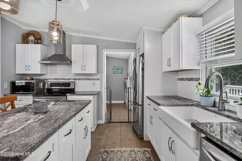 Kitchen - 41 Warwick Ct, Hampstead, NC 28443 photo 6 of 6