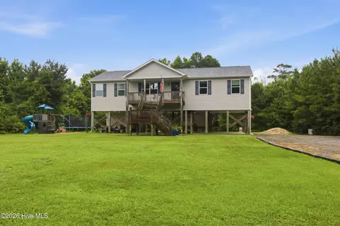 305 Tropical Trl, Beaufort, NC 28516