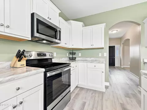 Kitchen - 158 Uzzell Rd, Hubert, NC 28539 photo 5 of 6