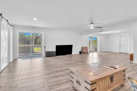 Living - 609 Sawgrass Rd, Hampstead, NC 28443 photo 3 of 5