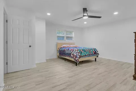 Bedroom - 609 Sawgrass Rd, Hampstead, NC 28443 photo 4 of 5