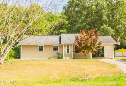 2922 Birdsong Cir, Grimesland, NC 27837