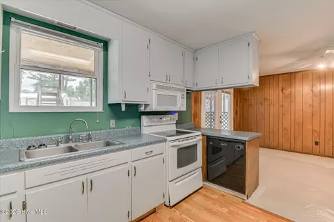 Kitchen - 2205 Baxter Ct, Augusta, GA 30906 photo 2 of 3