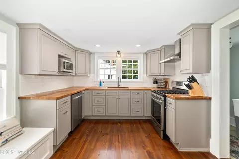Kitchen - 123 E Gale St, Edenton, NC 27932 photo 2 of 3