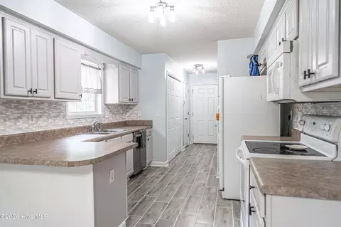Entry Way - 1431 Hylan Ave, Hamlet, NC 28345 photo 5 of 7