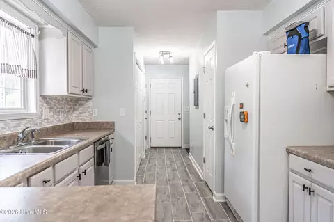Entry Way - 1431 Hylan Ave, Hamlet, NC 28345 photo 4 of 7