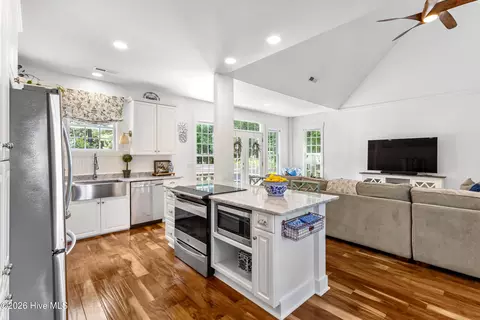 Kitchen - 178 Emerald Ridge Dr, Hampstead, NC 28443 photo 4 of 4