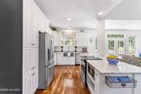 Kitchen - 178 Emerald Ridge Dr, Hampstead, NC 28443 photo 3 of 4