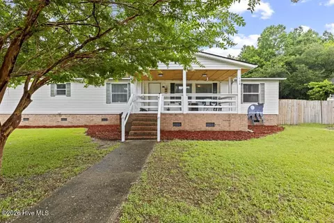 Exterior - 126 Elizabeth Dr E, Hubert, NC 28539 photo 1 of 7