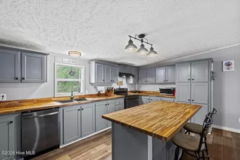 Kitchen - 126 Elizabeth Dr E, Hubert, NC 28539 photo 3 of 5
