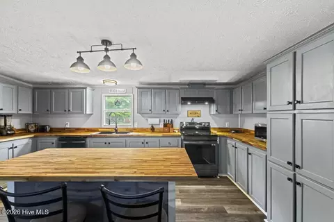Kitchen - 126 Elizabeth Dr E, Hubert, NC 28539 photo 2 of 5