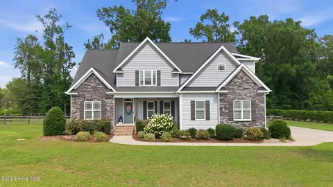 957 Bedford Heights Dr, Grimesland, NC 27837