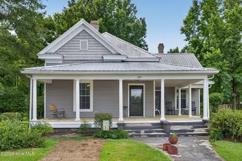 225 Carr Ave, Rocky Point, NC 28457