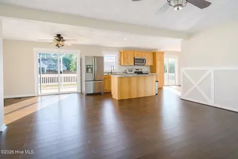 Living - 685 Edens Ln, Hampstead, NC 28443 photo 2 of 3
