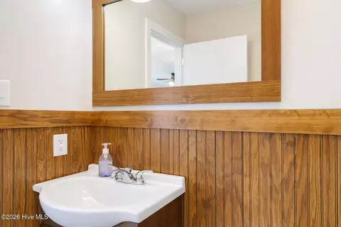 Bath - 685 Edens Ln, Hampstead, NC 28443 photo 1 of 3